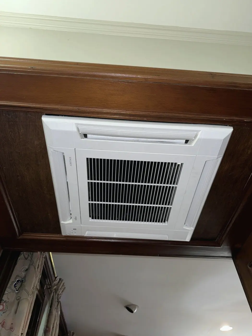 Fujitsu ceiling-cassette in a paneled room